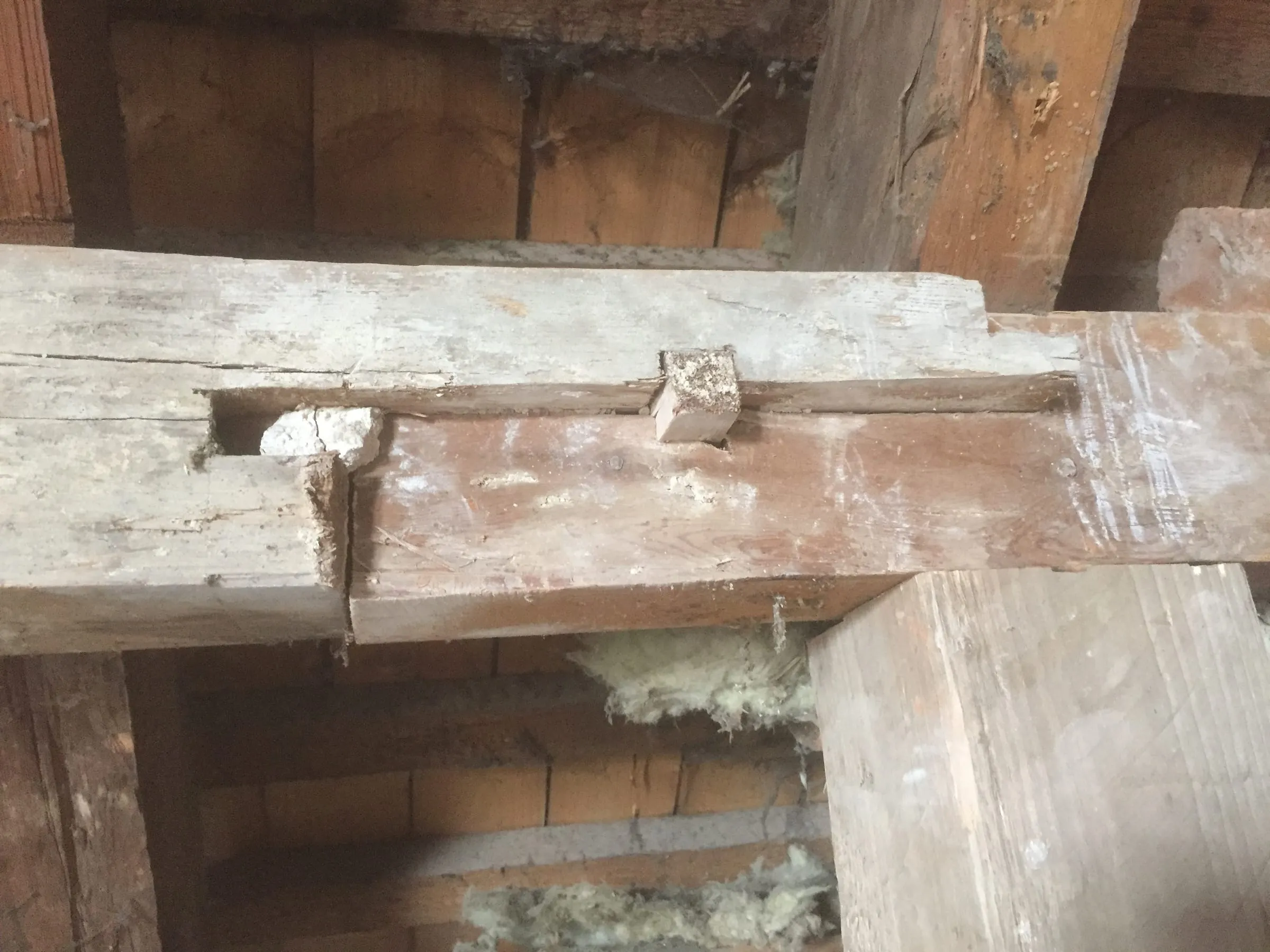 Skønt huset oprindeligt er opført i lokale, billige materialer, fejler hverken materialer eller udførsel noget. Her en fransk lås, som dog er blevet forskudt over tid.