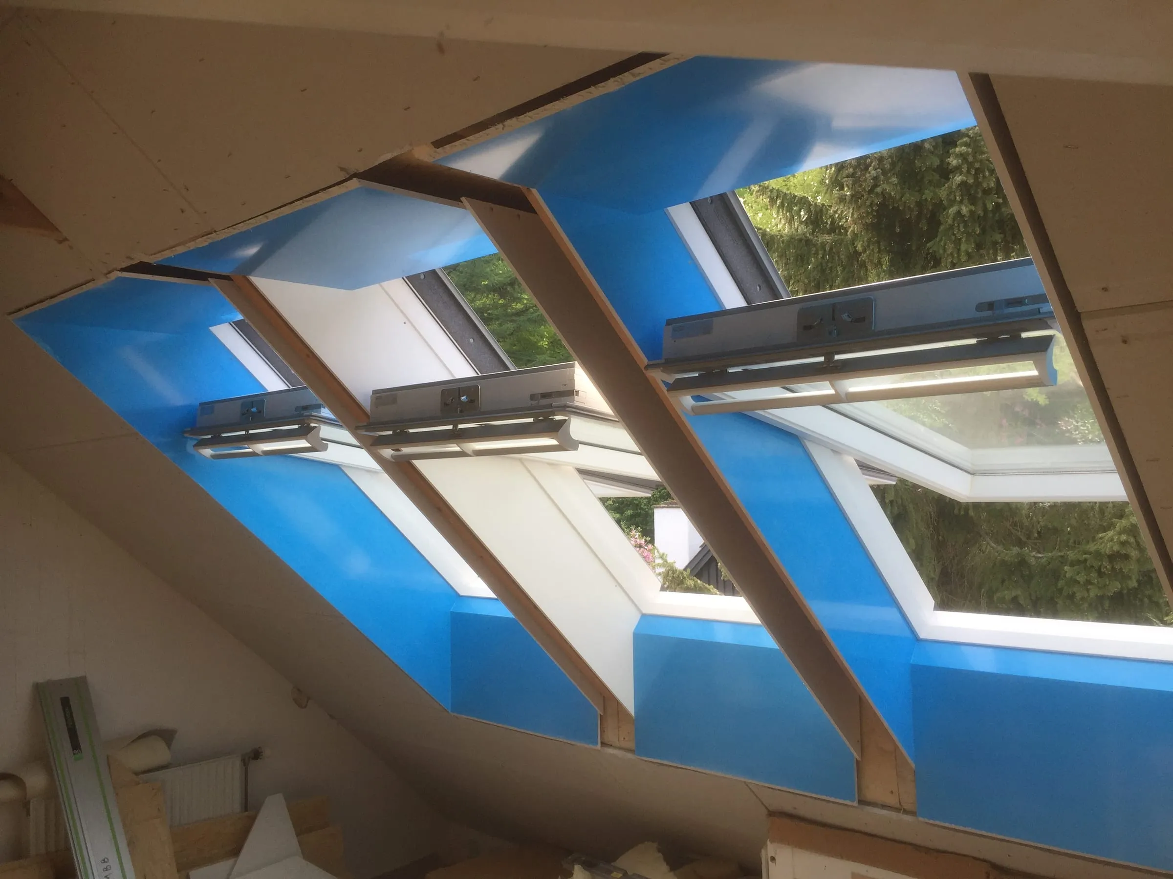 De tre nye sammenkoblede Velux tagvinduer.