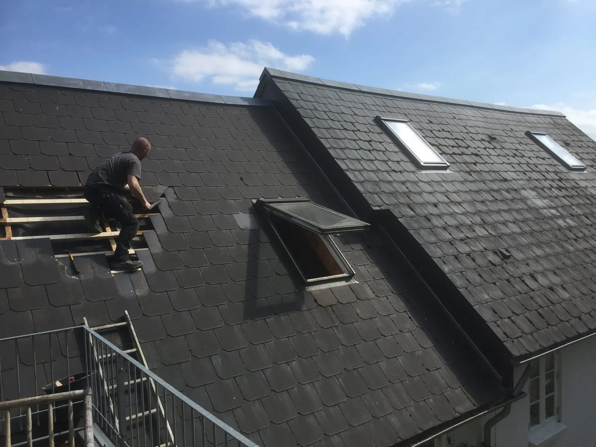 Blikkenslageren er igang med at åbne op i taget, så vi kan udskifte det ene Velux tagvindue, med tre nye, sammenkoblede.