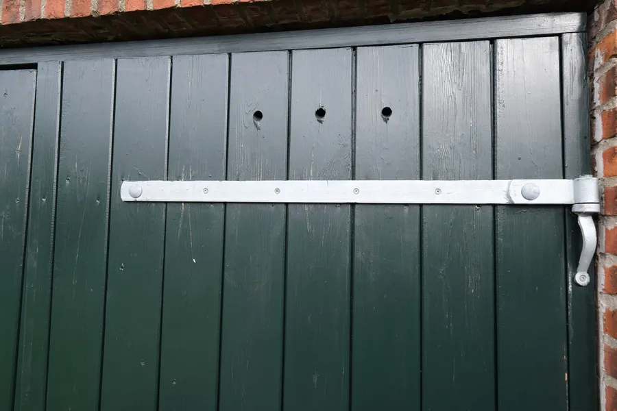 Ny dobbelt garageport og havedør