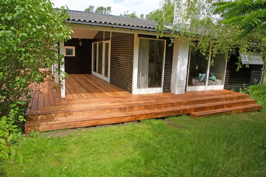 Stor terrasse til sommerhus på Orø